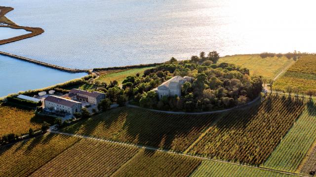 Cathédrale villeneuve les Maguelone vue du ciel automne littoral patrimoine
