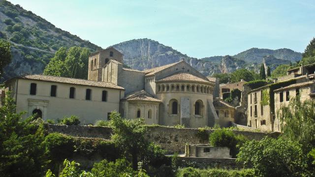 Saint-Guilhem-le-Desert-abbaye-de-gellone.jpg