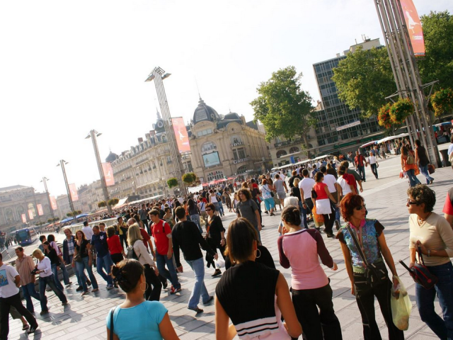 Montpellier place comédie foule
