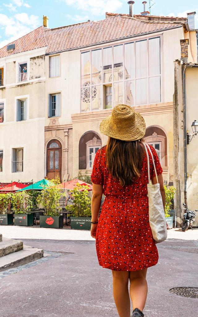 Saint-Roch Ecusson terrasse fille rouge
