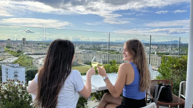 Verre en haut de l'Arbre Blanc Montpellier